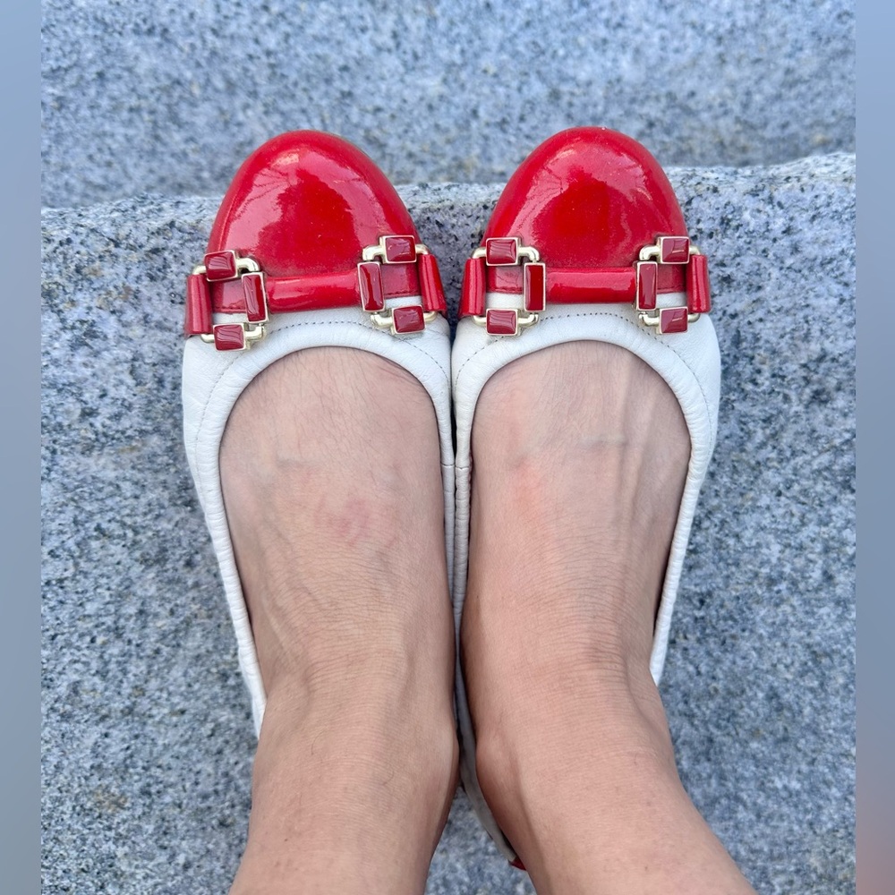 TAHARI red/white Patent Leather ballet shoes, Size 6.